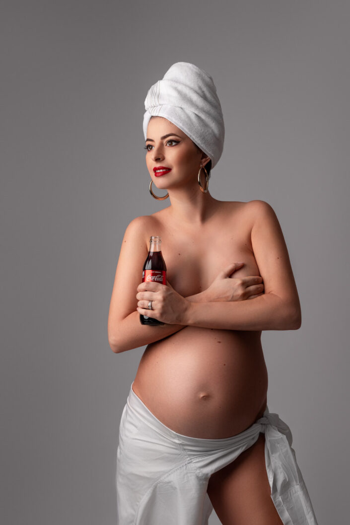 Sedinta foto de maternitate Bucuresti-Studio Foto maternitate premium Bucuresti-Sedinta foto gravida artistica bucuresti - Coca Cola